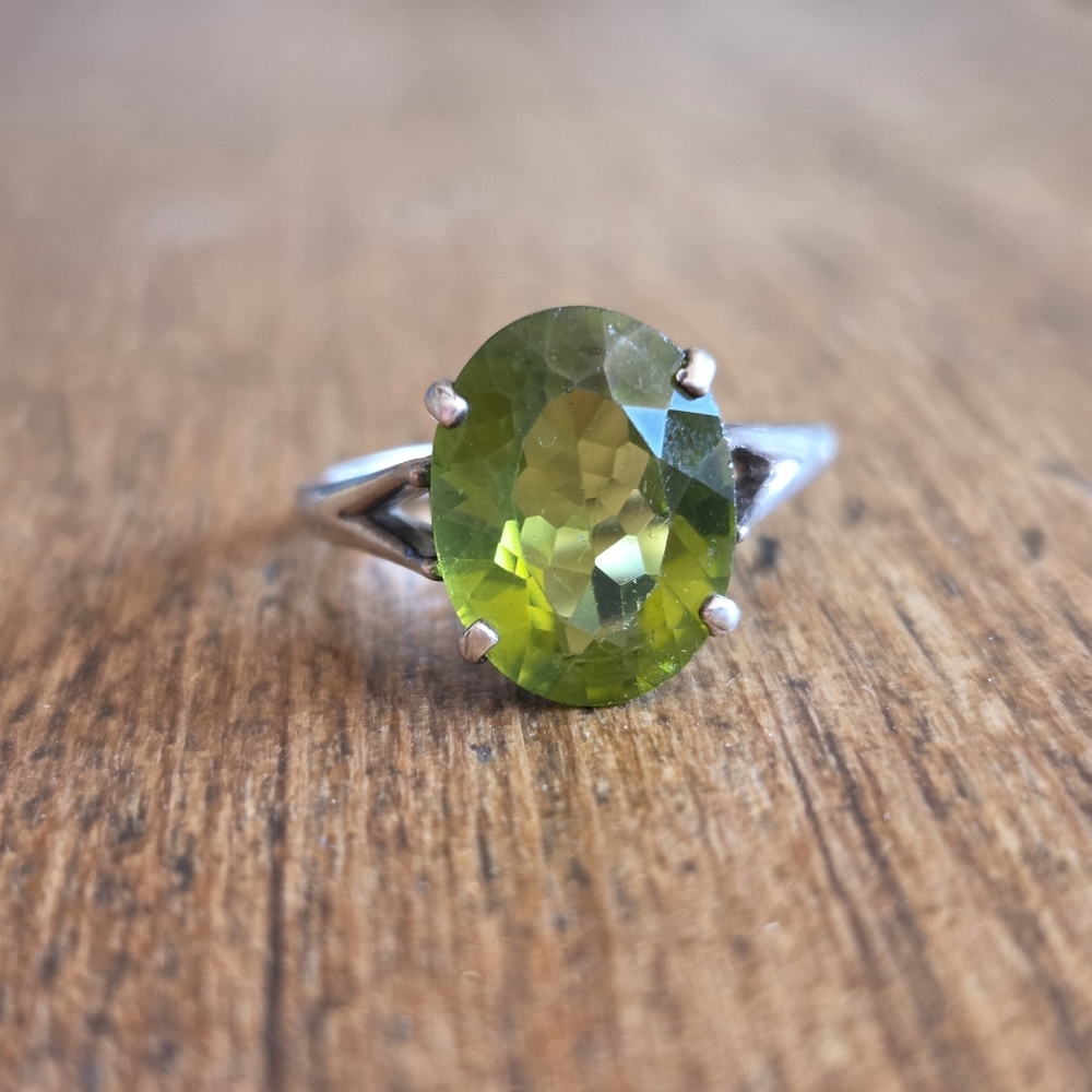 Sterling Silver Peridot Oval Ring - Green Gemstone